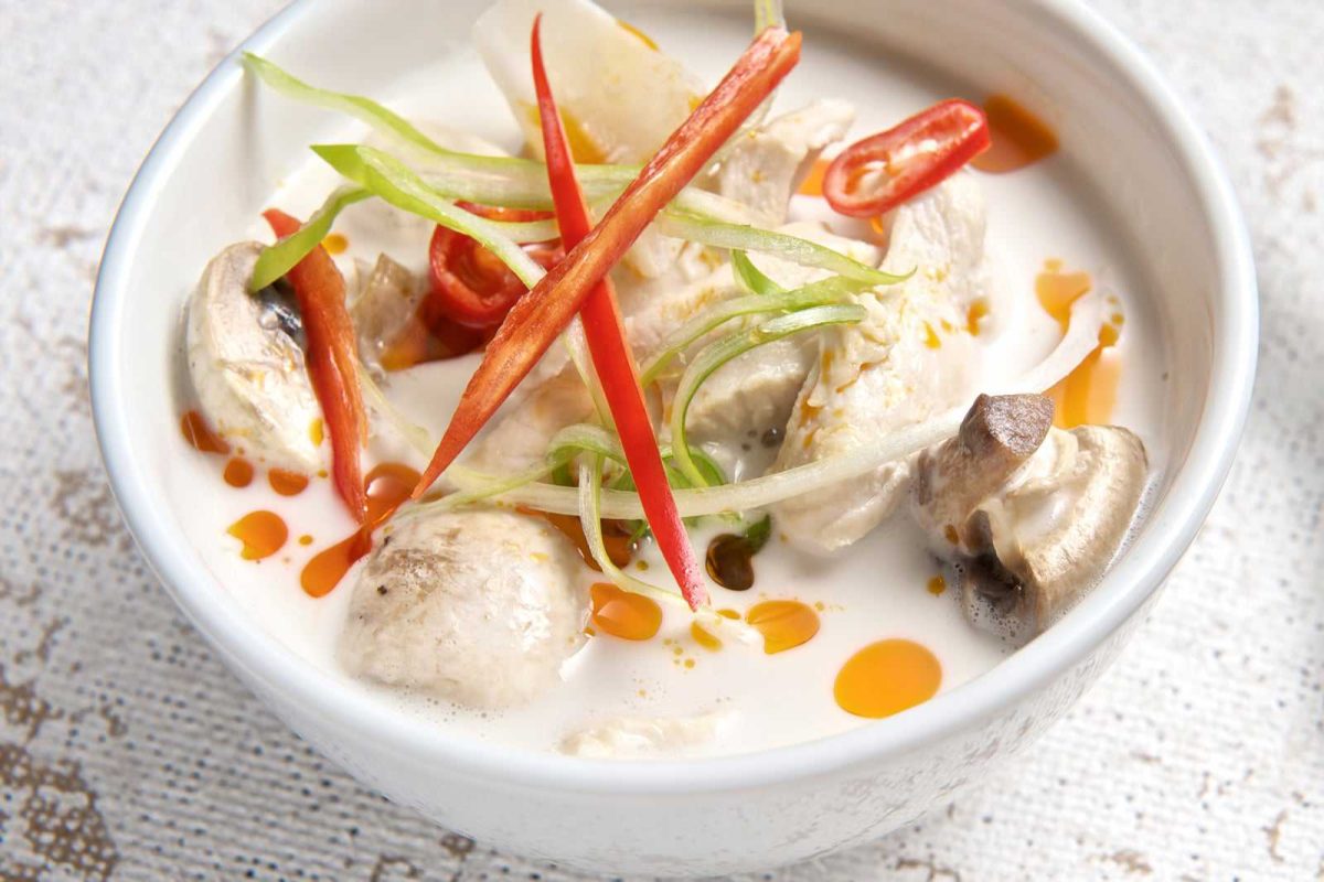 Tom Kha Kai: Sup Tradisional Thailand yang Menggugah Selera